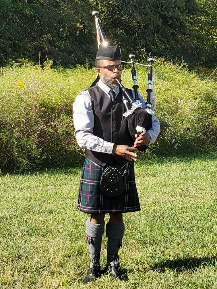 Gallery photo 2 of Bagpiper Gerald