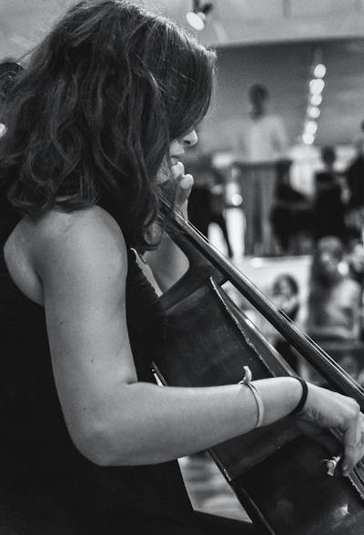 Gallery photo 1 of Beth Silver, cellist