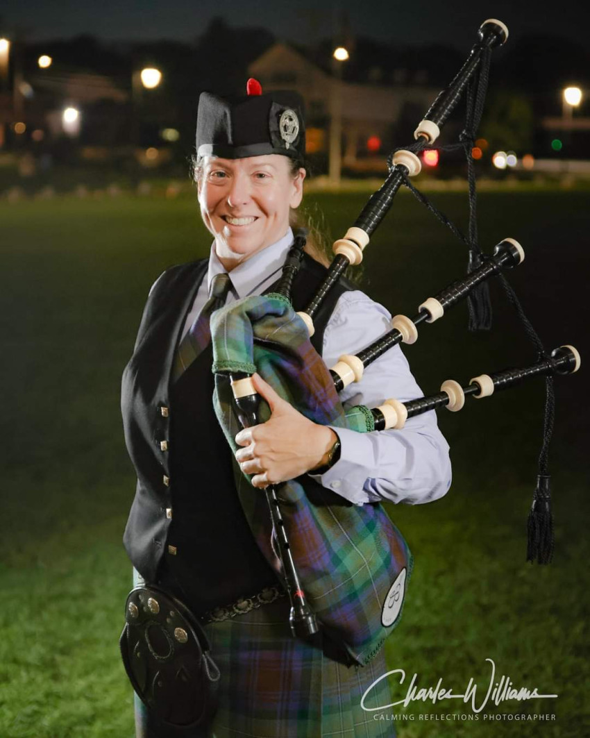 Gallery photo 1 of Beth the Bagpiper