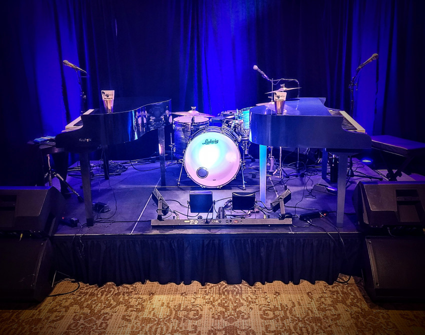 Gallery photo 1 of Black and Blue Dueling Pianos