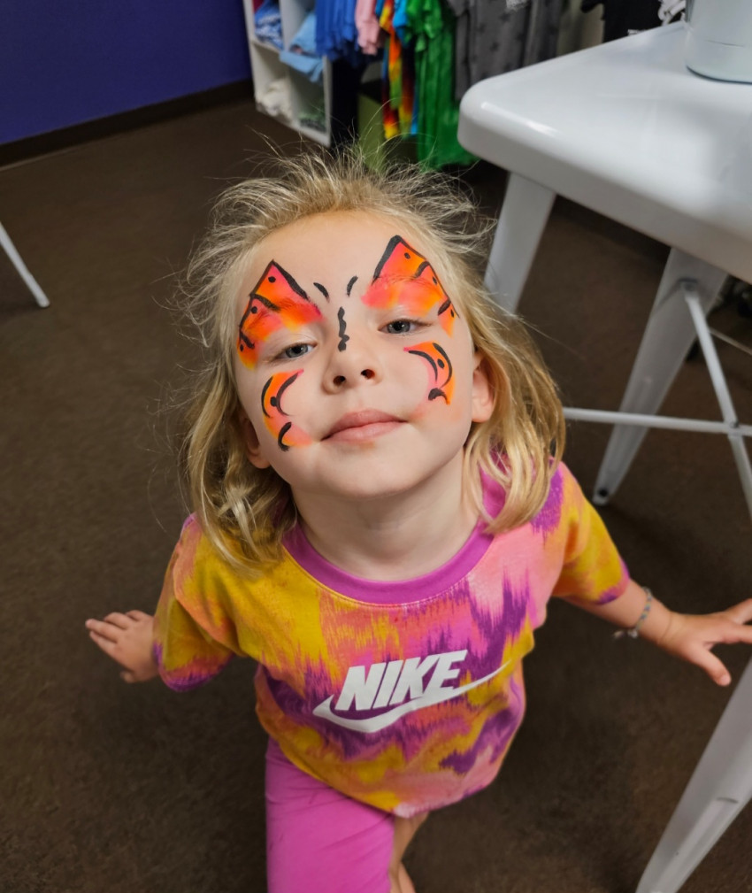 Gallery photo 1 of Designer Face Painting and Balloons