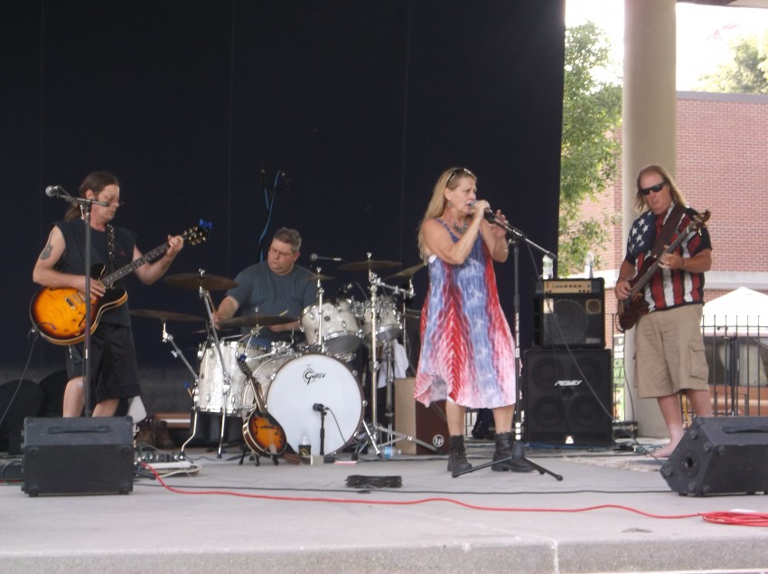 Hire Einstein's Junkyard Rock Band in Des Moines, Iowa