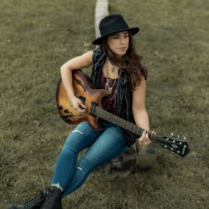 Elle Sera - Singing Guitarist in Bridgeport, Connecticut