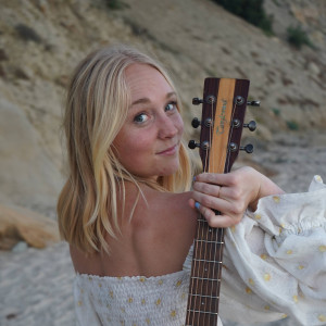 Emma Frances - Singing Guitarist in Cardiff By The Sea, California