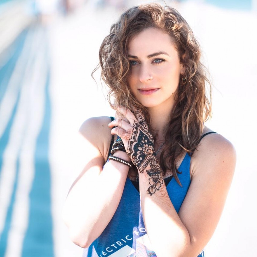 Hire Happy Henna Temporary Tattoo Artist in Grand Rapids, Michigan