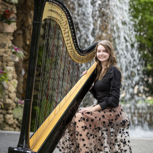 Harpist Nicole Lynn
