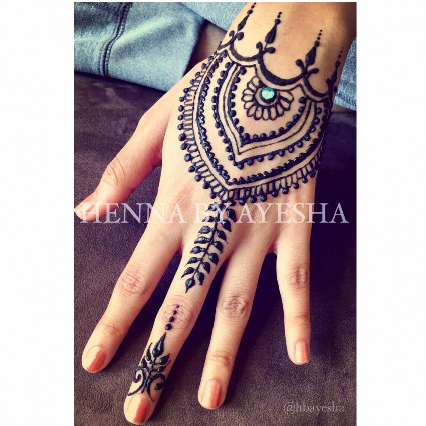 Gallery photo 1 of Henna & Crafts by Ayesha