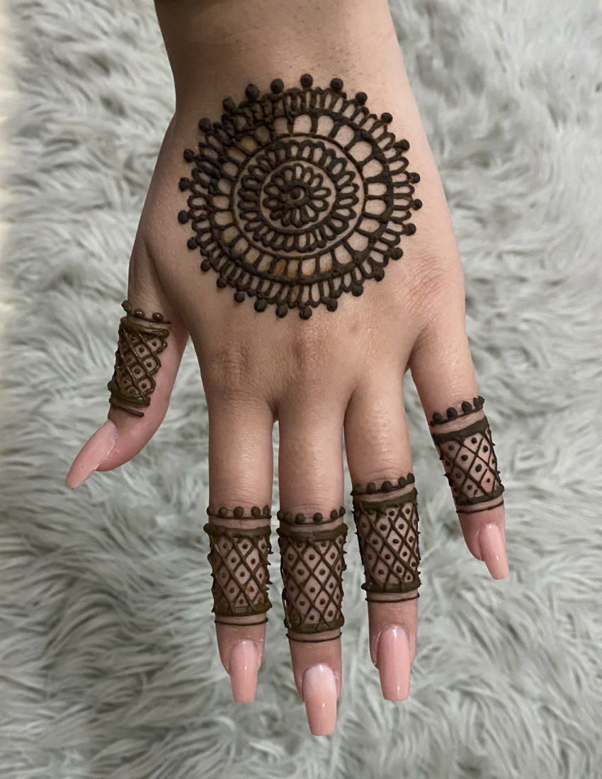 Gallery photo 1 of Henna by R