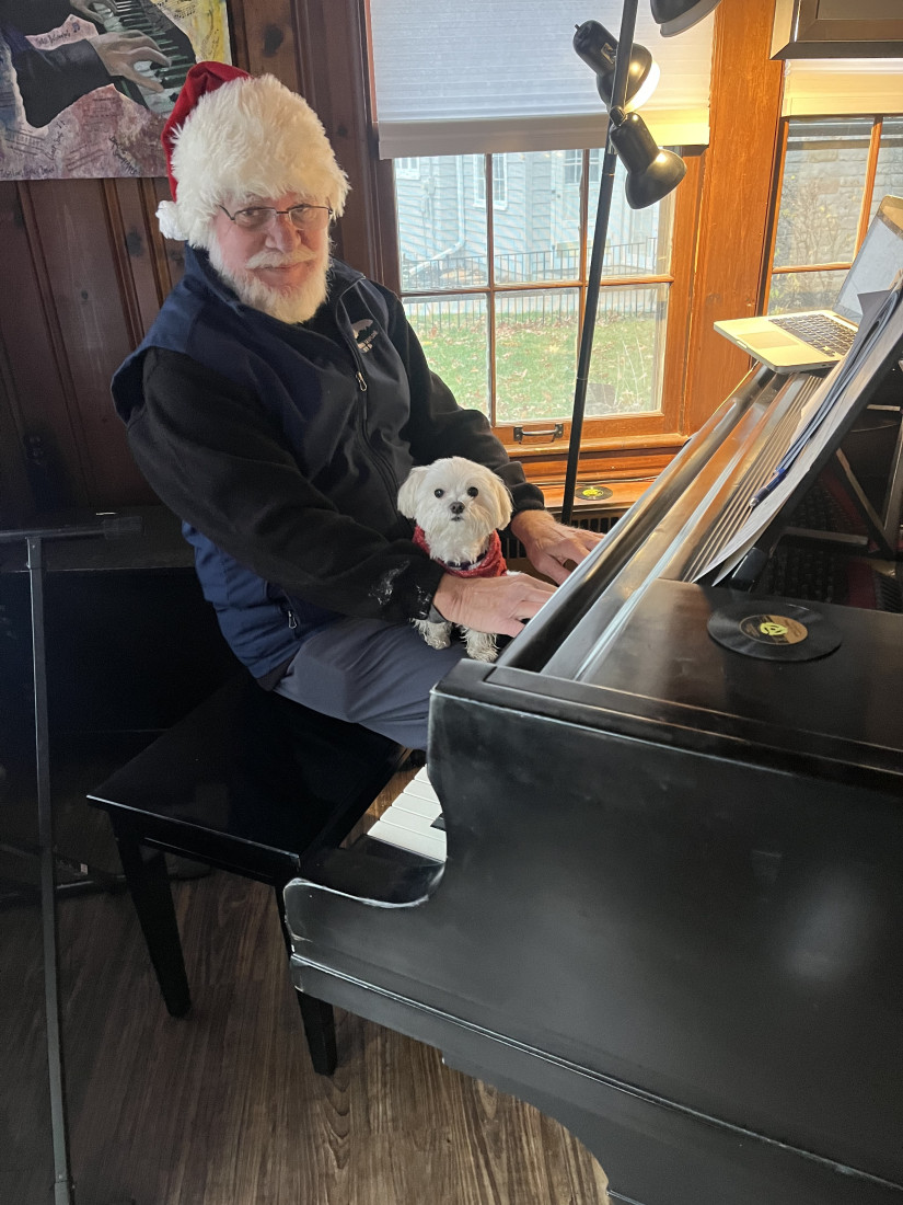 Gallery photo 1 of Jim Manus Plays Piano