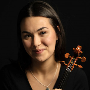 Image of Jeune femme adulte avec violon, Chicago, Illinois, États