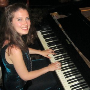 Lara Driscoll Piano - Jazz Pianist in Chicago, Illinois