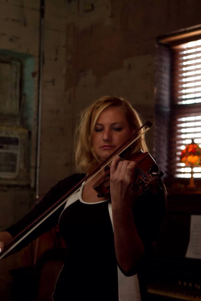 Gallery photo 1 of Laura mros violinist