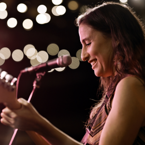 Leah Shoshanah - Singing Guitarist in Chicago, Illinois