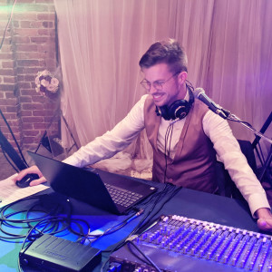 Lewis Knudsen Wedding DJ + Acoustic Live