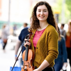 Image of Jeune femme adulte avec violon, Chicago, Illinois, États