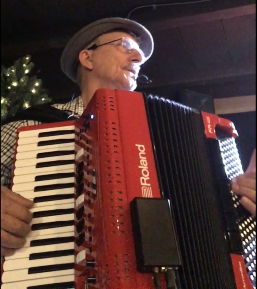 Hire Larry Roberts Entertainment Accordion Player in Scottsdale, Arizona