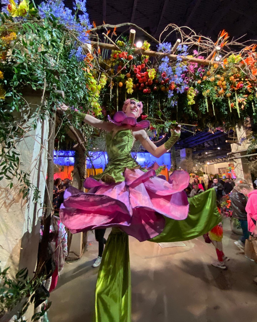 Hire Madeleine Belle Stilt Walker in Philadelphia, Pennsylvania
