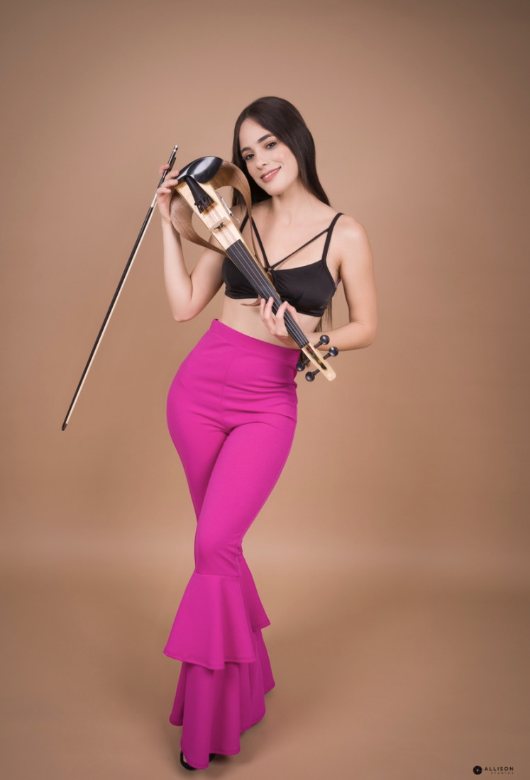 Gallery photo 1 of Maggi__Vi Violinist Perfomer