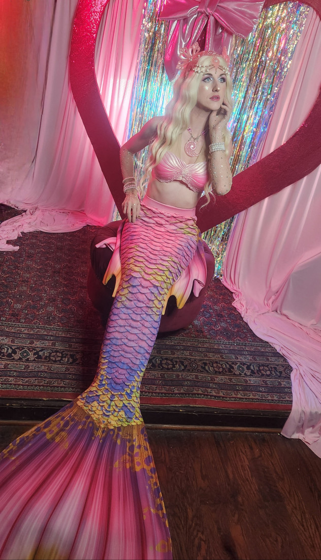 Gallery photo 1 of Mermaid Scarlett the Texas Mermaid