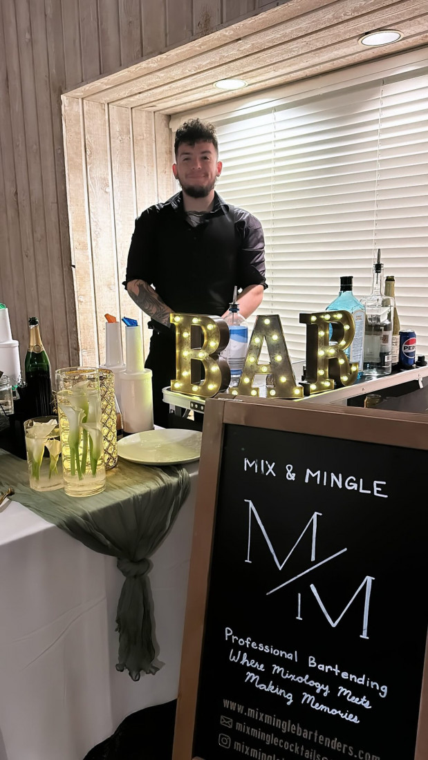 Gallery photo 1 of Mix & Mingle Bartenders