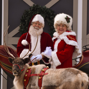 The Singing Santa and Mrs. Claus