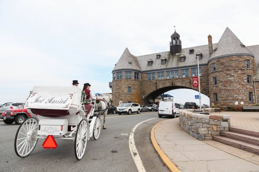 Hire New Deal Horse & Carriage Horse Drawn Carriage in Saunderstown