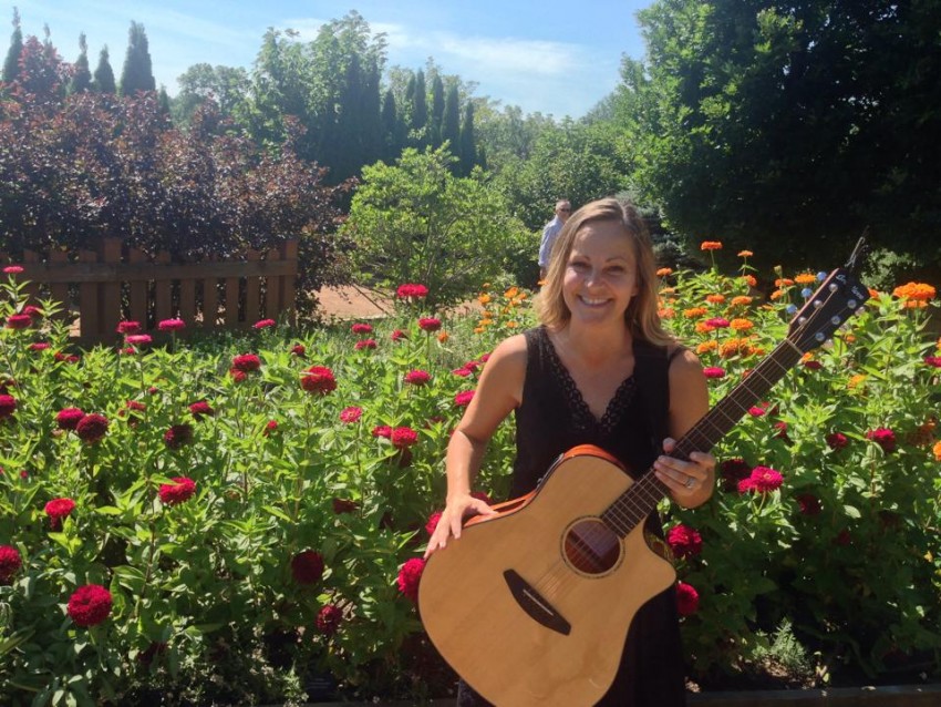 Hire Denise Forney, singing guitarist Singing Guitarist in West Des