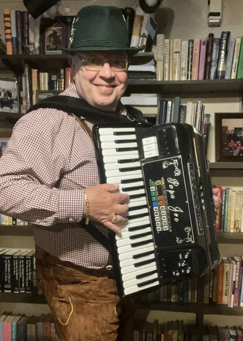 Hire Papa Joe Accordion Player in Bellerose, New York