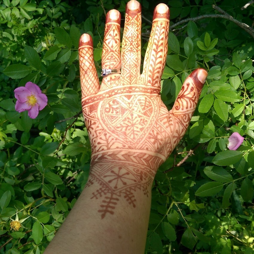 Gallery photo 1 of Peace Bee And Rainbow Song Henna
