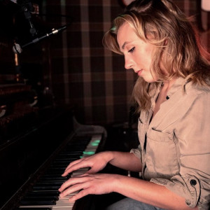 Laura Clough - Pop Music in Nashville, Tennessee