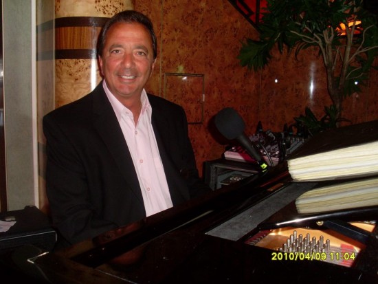 Gallery photo 1 of Pianist/vocalist/piano bar entertainer