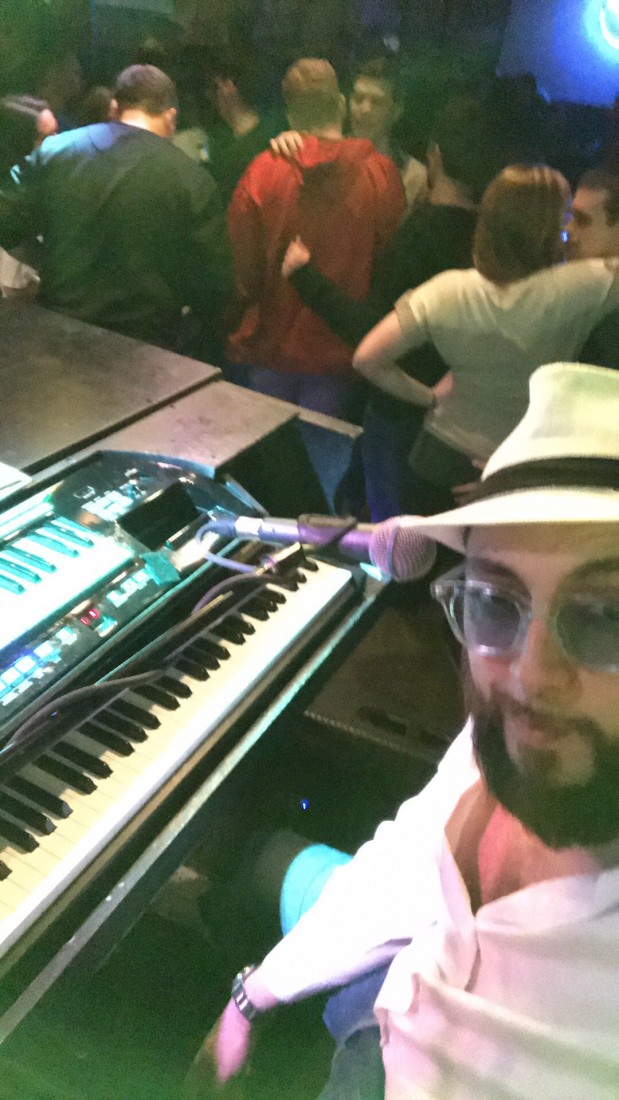 Hire Piano Bar Entertainer Singing Pianist in Indianapolis, Indiana