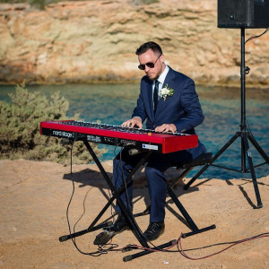 Professional Keyboard Player, Efraim - Top 40 Band in Boca Raton, Florida