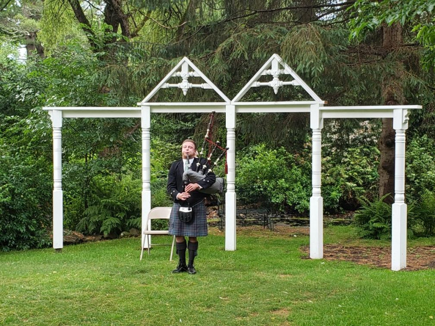 Gallery photo 1 of Professional Solo Bagpiper for Hire