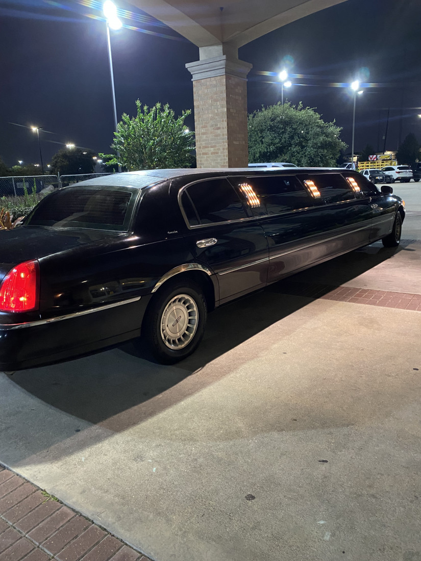 Gallery photo 1 of S & T Limousines