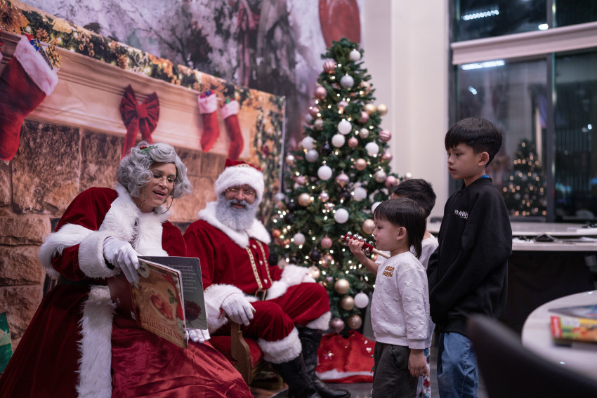 Gallery photo 1 of Sacramento Santa, Mrs. Claus & Elves