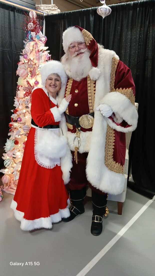 Gallery photo 1 of Saint Louis Mrs. Claus