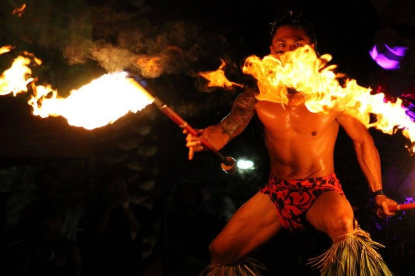 Gallery photo 1 of Samoan Fireknife Dance