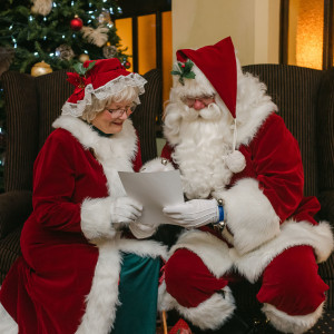 Santa and Mrs. Claus - Santa Claus in Thorold, Ontario