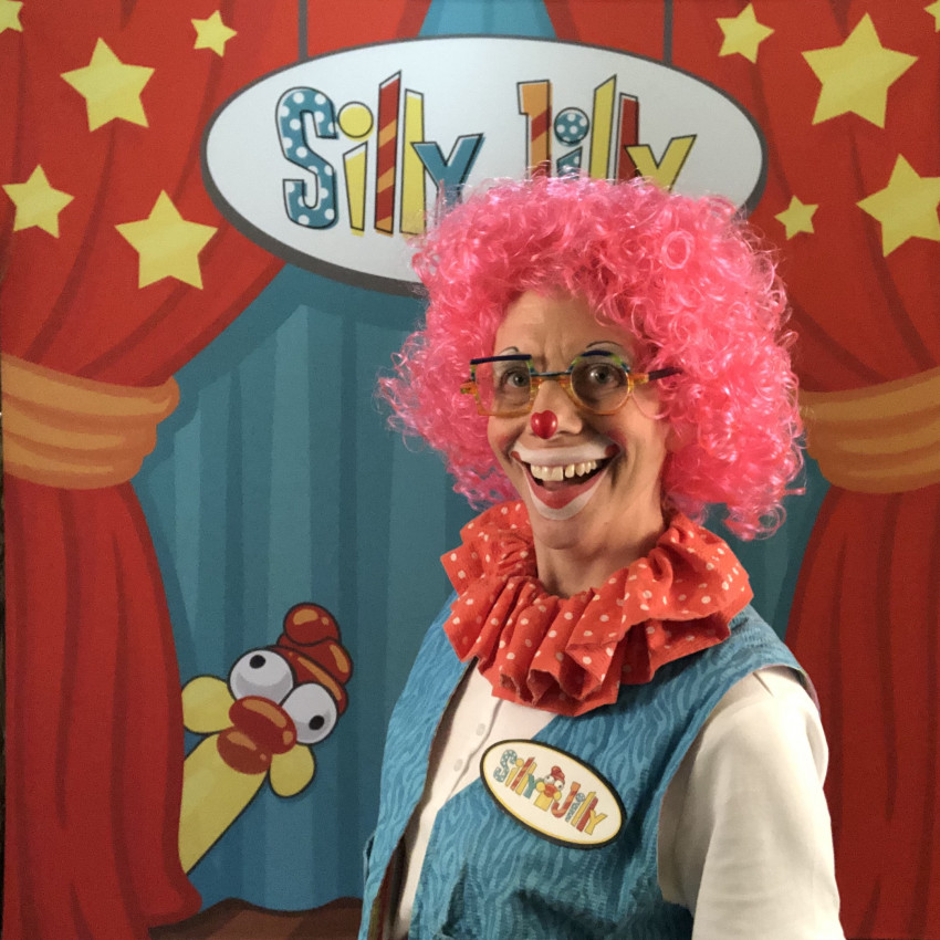 Hire Silly Jilly the Balloon Artist Balloon Twister in