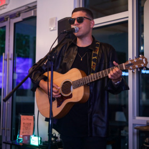 Hamlet Mota Singer Guitarist Miami - Singing Guitarist in Miami, Florida