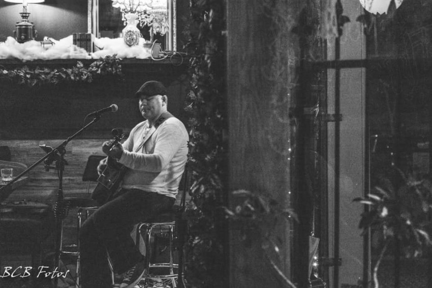 Gallery photo 1 of Solo Acoustic Act