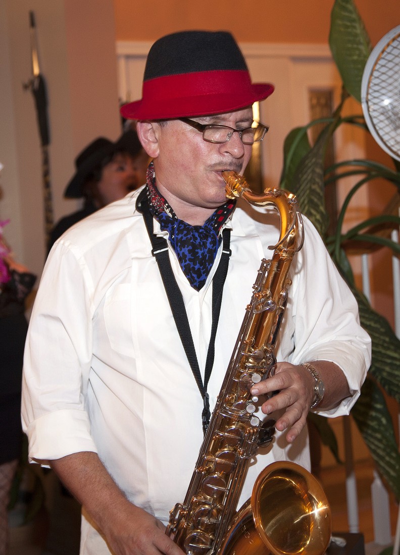 Gallery photo 1 of Solo Clarinet/Saxophone Performer