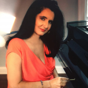 Sue Maskaleris, also leads groups - Singing Pianist in North Bergen, New Jersey