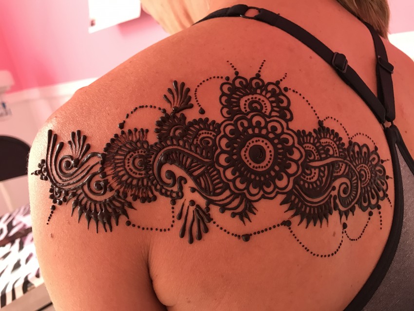 Hire The Henna Artist Farah Henna Tattoo Artist in Lake