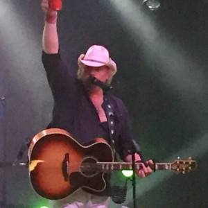 Toby Keith Takes the Stage for Phenomenal Performance