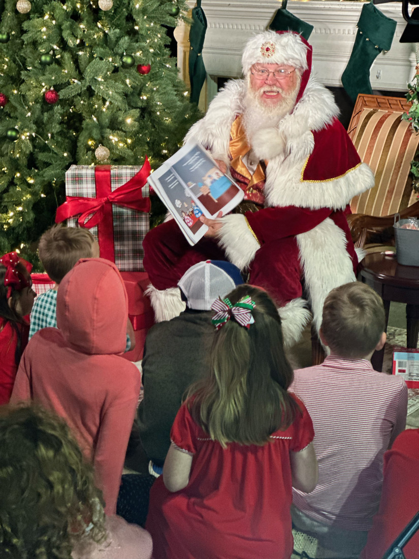 Gallery photo 1 of Twist Kringle, Balloon Twisting Santa