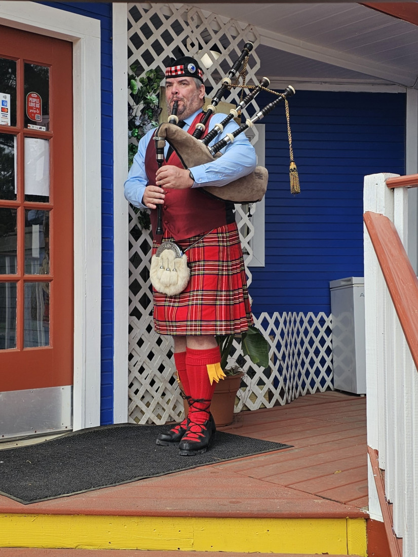 Gallery photo 1 of Universal Bagpipes