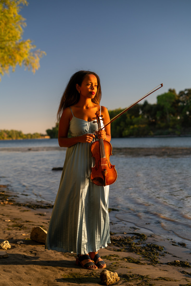 Gallery photo 1 of Violinist Beti