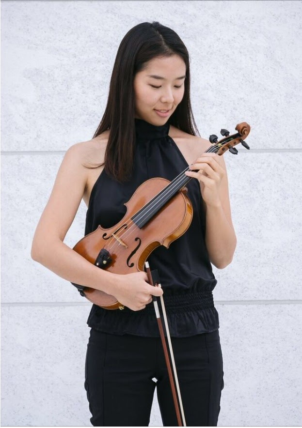 Gallery photo 1 of Violinist Joelle